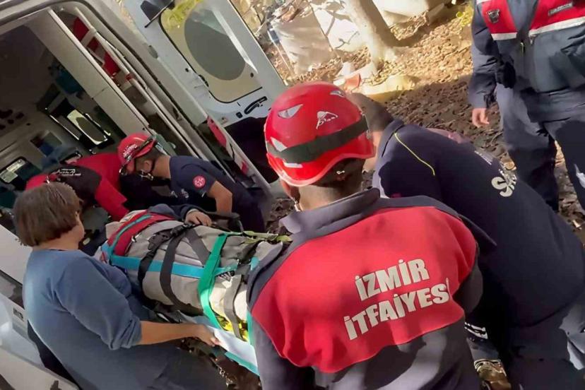 12 metrelik kuyuya düşen 80 yaşındaki Halil Amca, itfaiyenin müdahalesiyle kurtarıldı