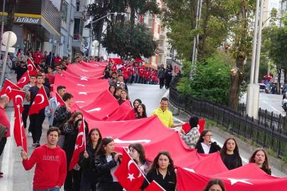 1919 metrelik Türk bayrağı eşliğinde ‘Cumhuriyet Yürüyüşü’