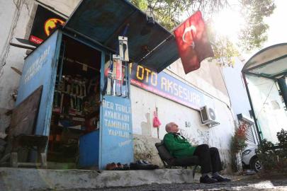 2 metrekarede 45 yıllık ayakkabı boyacılığı