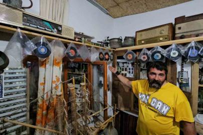 25 yıldır antika biriktirerek geçmişin izlerini günümüze taşıyor