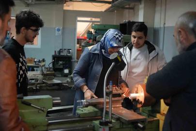 45 yaşında üniversiteye başladı, endüstriyel kalıpçılık bölümünün tek kadın öğrencisi oldu