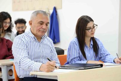 58 yaşındaki dede, 18 yaşındaki torunuyla aynı üniversitede okuyor