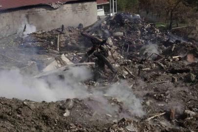 6 ev ve 1 samanlık küle dönmüştü: Geriye sadece moloz yığınları kaldı