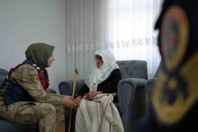 97 Yaşındaki Rabiye ninenin asker sevgisi: "Biz Türk’üz, onlar  benim evladım"