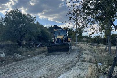 Acıpayam Belediyesinin düzeltmediği yolu vatandaşlar kendi imkânlarıyla düzelti