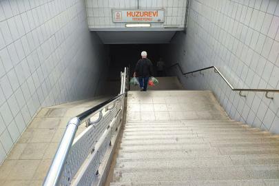Adana’da 16 yıl önce hizmete giren metro alt geçitte yürüyen merdivenin yeri var, mekanizması yok