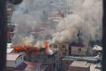 Adana’da 3 katlı ev yanarak kullanılamaz hale geldi