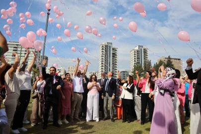 Adana’da gökyüzüne yüzlerce pembe balon bırakıldı