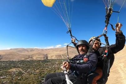 Adilcevaz semalarında yamaç paraşütü heyecanı