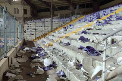 Afyonkarahisar’da olaylı maç, binlerce koltuğu söküp sahaya attılar