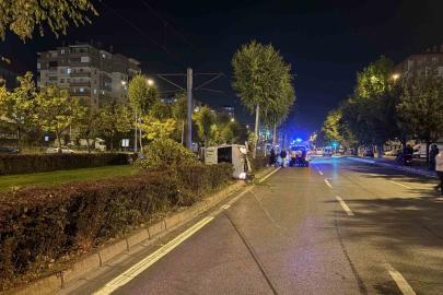 Ağacı devirip, yan yatan araçtan burunları bile kanamadan çıktılar