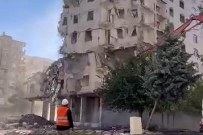 Ağır hasarlı bina tek dokunuşta yerle bir oldu