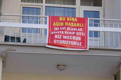 Ağır hasarlı pankartı asılan binayı görenler bir daha bakıyor