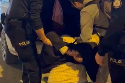 Agresif tavırları nedeniyle kendisine müdahale etmek isteyen polislere saldırdı