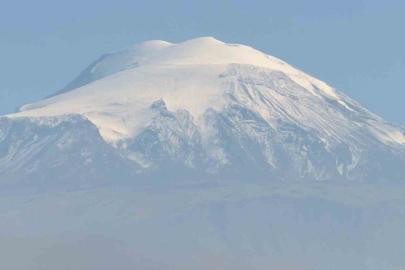 Ağrı Dağı’nda yağan karla kartpostallık görüntüler oluştu