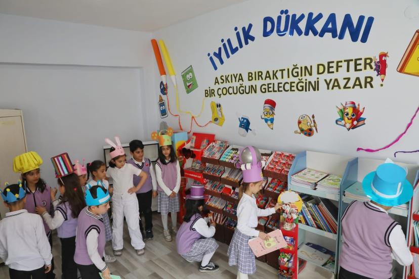 Ağrı’da "Askıda Kırtasiye" projesiyle öğrenciler iyiliği paylaşıyor