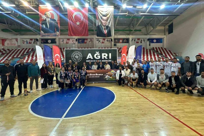 Ağrı’da Kamu Spor Oyunları Finalleri ve "İpucu" tiyatro oyunu ilgi gördü