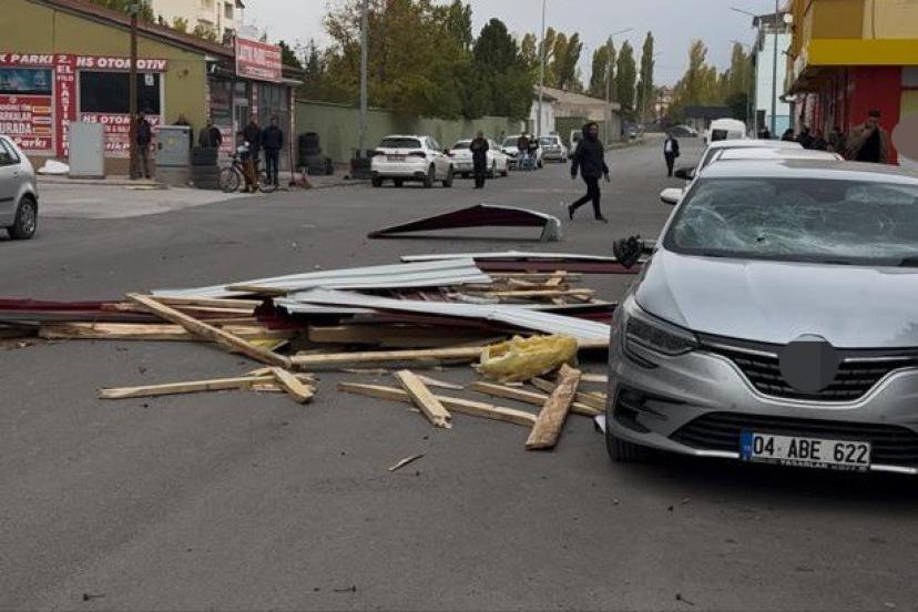 Ağrı’da şiddetli rüzgar çatıları uçurdu