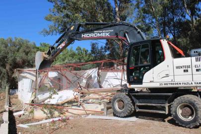 Akbük’te kaçak yapılara kepçe vuruldu