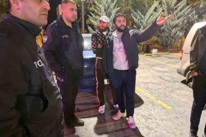 Aksaray’da açıkta alkol alan 2 şahsa kabahatler kanunundan ceza kesildi