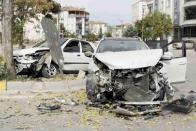 Aksaray’da üç araç birbirine girdi: Otomobiller hurdaya döndü