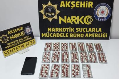 Akşehir’de sahte kimlikle yakalanan şahıstan uyuşturucu hap çıktı