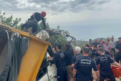 Alanya’da freni boşalan kum yüklü kamyon dehşeti: 1 ölü, 1 yaralı
