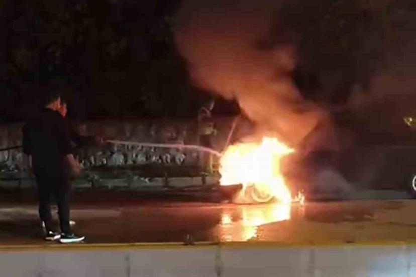 Alevlere teslim olan otomobile mikser sürücüsünden müdahale