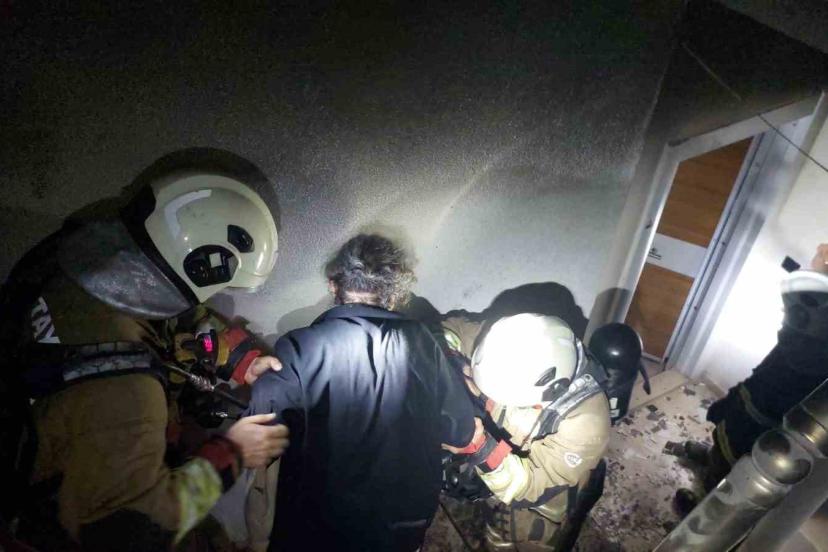 Alevlerin yükseldiği binada dumandan etkilenen vatandaşları itfaiye kurtardı