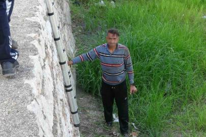 Alkolün etkisiyle su kanalına düştü, köpeğinin havlamasıyla fark edilerek kurtarıldı