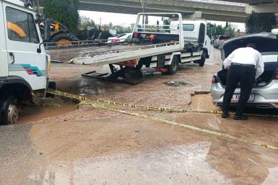 Alt yapı çalışması yapılan alan yağış dolayısıyla çöktü, araçlar mahsur kaldı