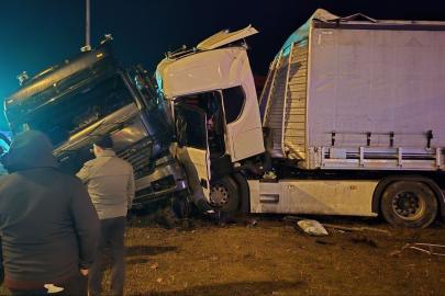 Amasya’da 2 tır kavşakta çarpıştı: 3 yaralı