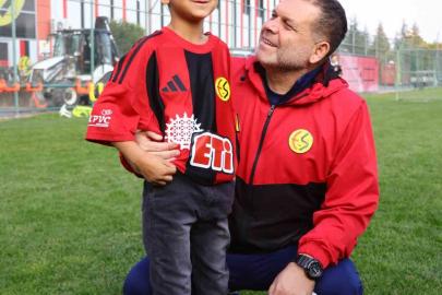 Ameliyatla görme kabiliyetini kazan Hamit, Eskişehirspor antrenmanını seyretti