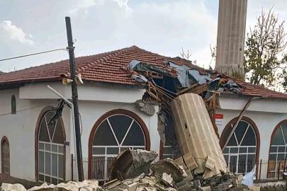 Ankara’da fırtına nedeniyle minare yıkıldı