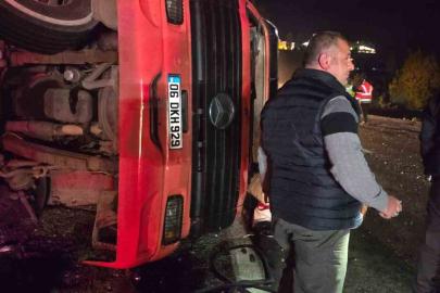 Ankara’da virajı alamayan tır devrildi: 1 yaralı