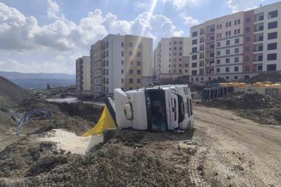Antakya’da kum yüklü kamyon devrildi