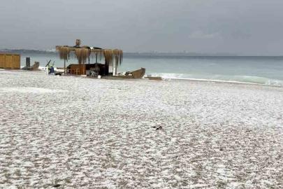 Antalya 15 dakikada kışı yaşadı, Konyaaltı Sahili beyaza büründü