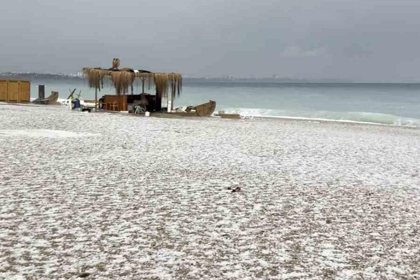 Antalya 15 dakikada kışı yaşadı, Konyaaltı Sahili beyaza büründü