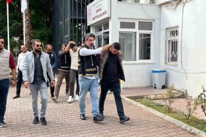 Antalya’da 2 kişinin ölümüyle sonuçlanan silahlı kavga şüphelileri adliyeye sevk edildi