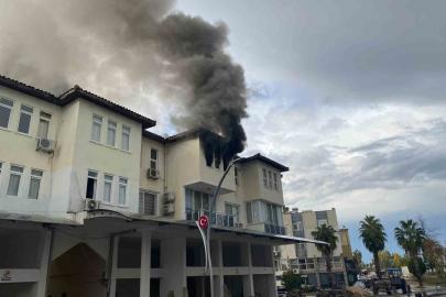 Antalya’da apartman dairesi alev alev yandı