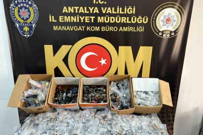 Antalya’da çok sayıda kaçak ürün ele geçirildi