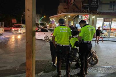 Antalya’da devrilen motosikletin sürücüsü ağır yaralandı: Kaza anı kamerada