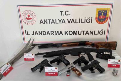 Antalya’da düzenlenen operasyonda çok sayıda ruhsatsız silah ele geçirildi