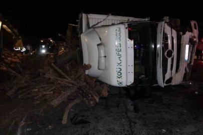 Antalya’da odun yüklü kamyon devrildi, trafik 3 saat durdu