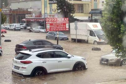Antalya’da sağanak yolları göle döndürdü, araçlar mahsur kaldı