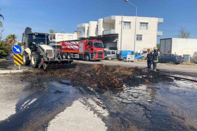 Antalya’da seyir halindeki traktörde saman balyaları alev alev yandı