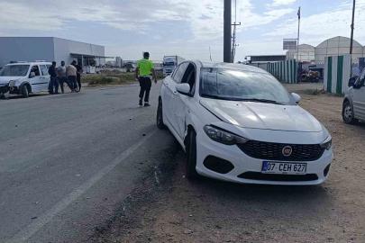 Antalya’da ’U’ dönüşü yapan hafif ticari araçla otomobil çarpıştı: 1 yaralı