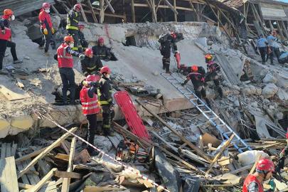 Antalya’da yıkımı gerçekleşen riskli yapı enkazında deprem tatbikatı