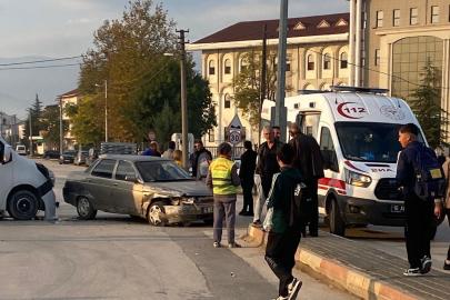 Ara sokaktan çıkan servis kazaya sebep oldu: 1 yaralı
