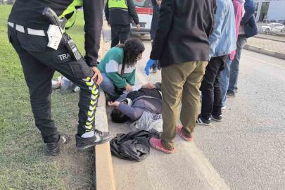 Arabaya bağlanıp iple çekilen motosiklet kaldırıma savruldu: 1 yaralı